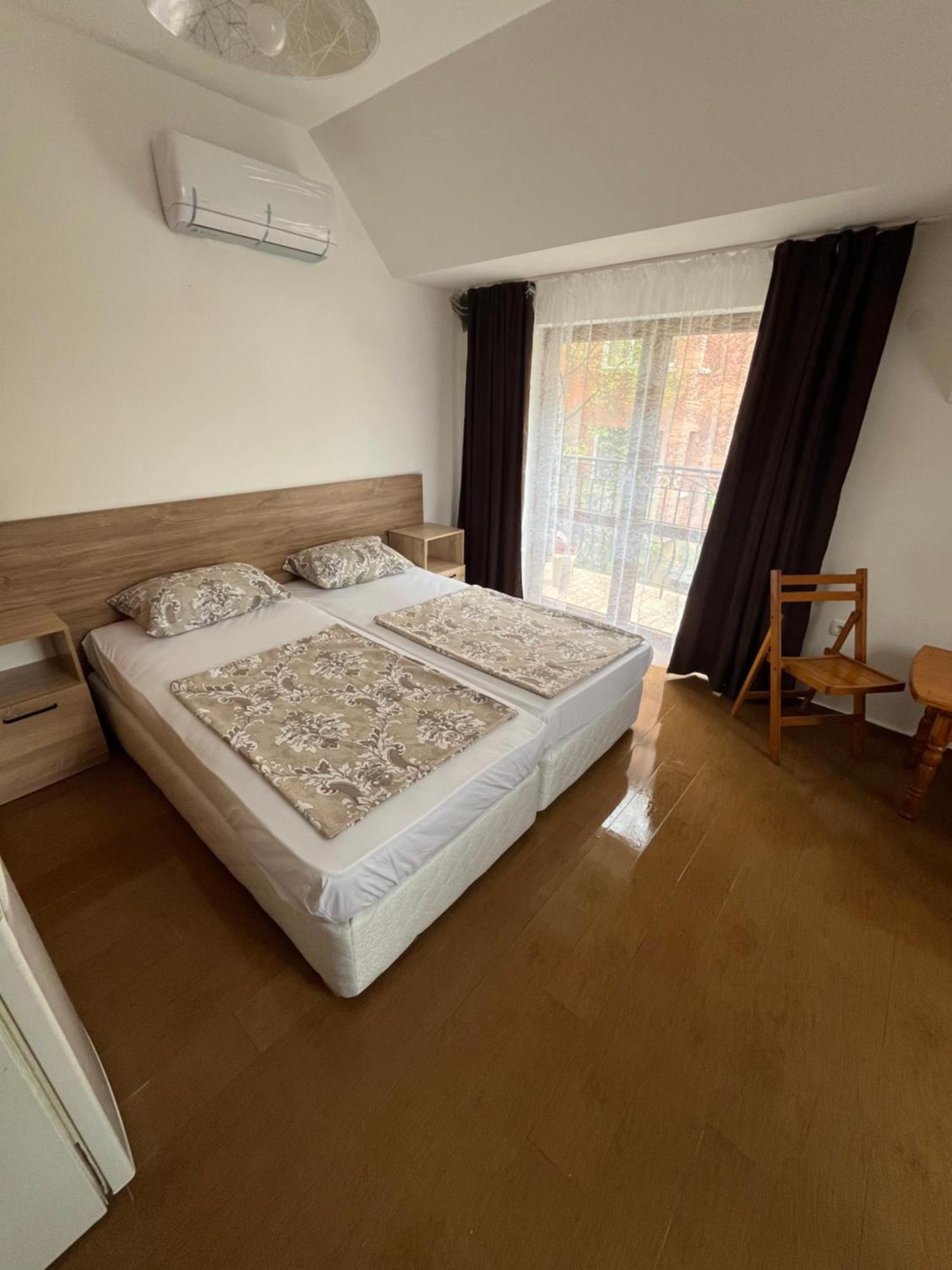En-suite Rooms: Novа In Center 2*