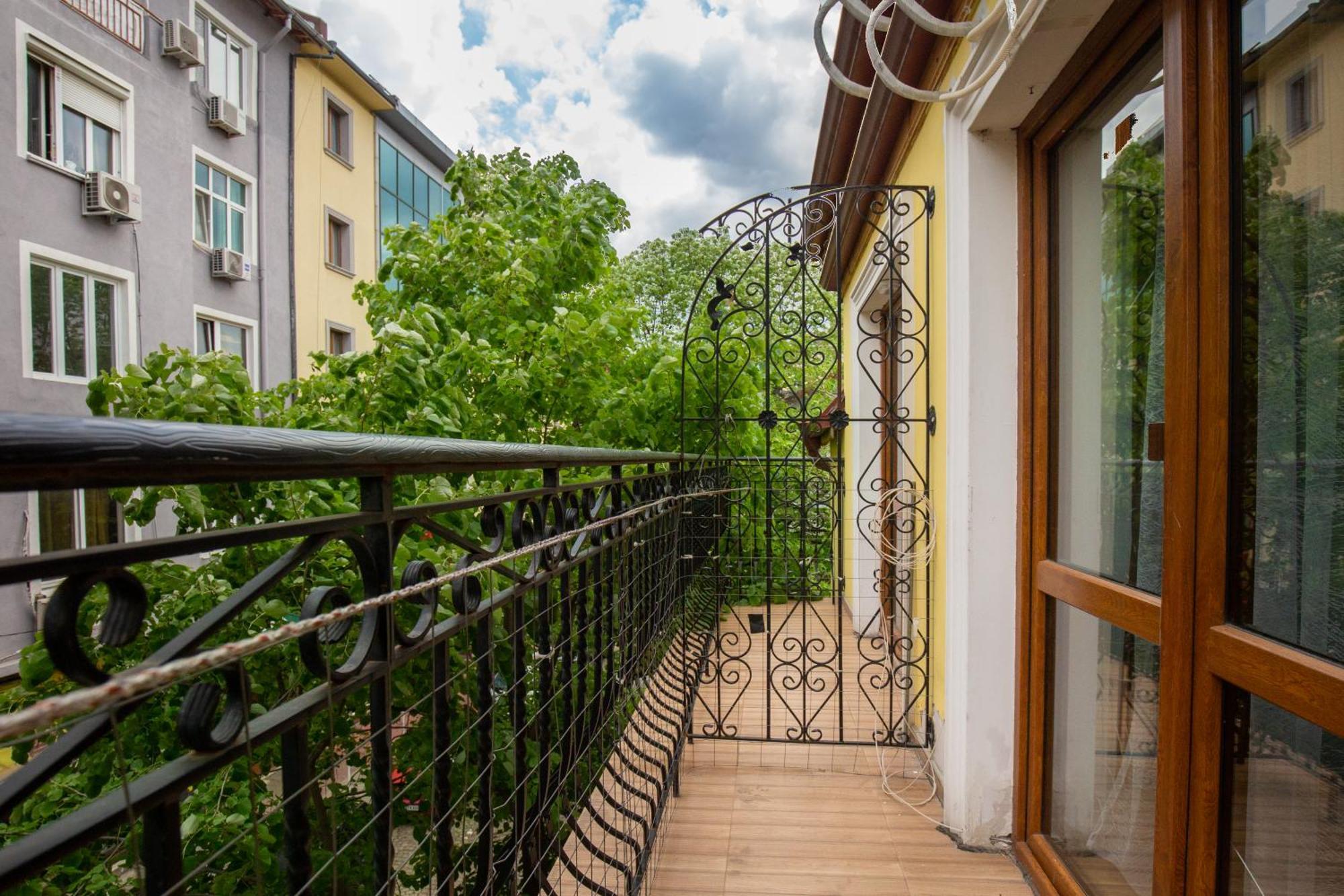 En-suite Rooms: Novа In Center 2*