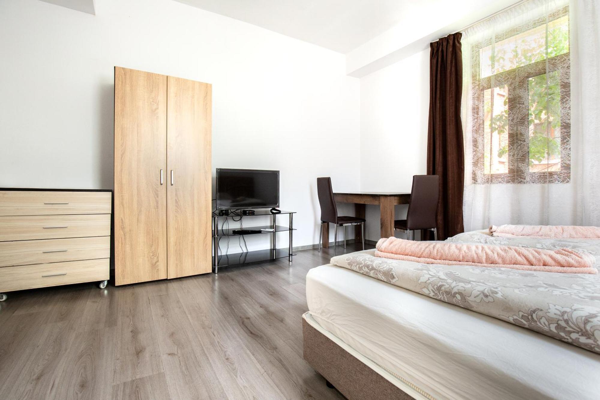 Gasthuis En-suite Rooms: Novа In Center 2*